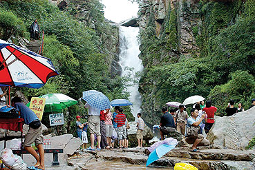 連云港漁灣風(fēng)景區(qū) 飛瀑流泉引客來(lái)，自然勝境展新顏